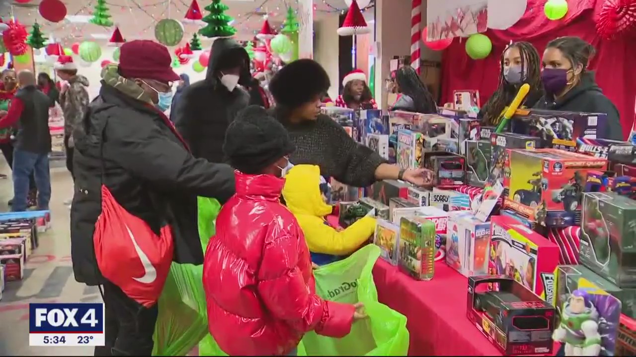 Volunteers give gifts, meals ahead of the holidays