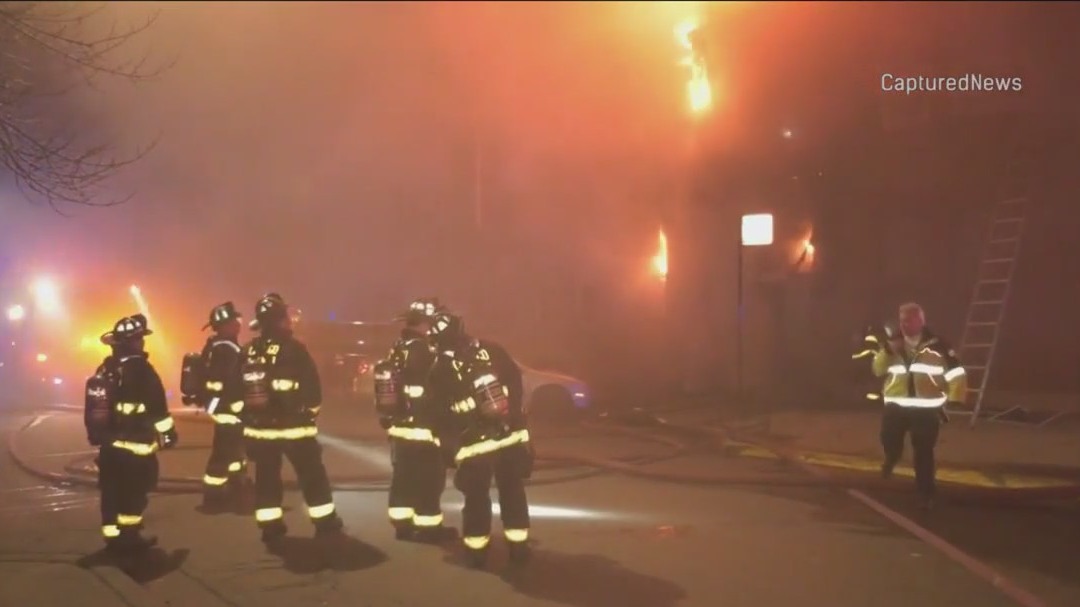 2 critically hurt in Back of the Yards apartment fire