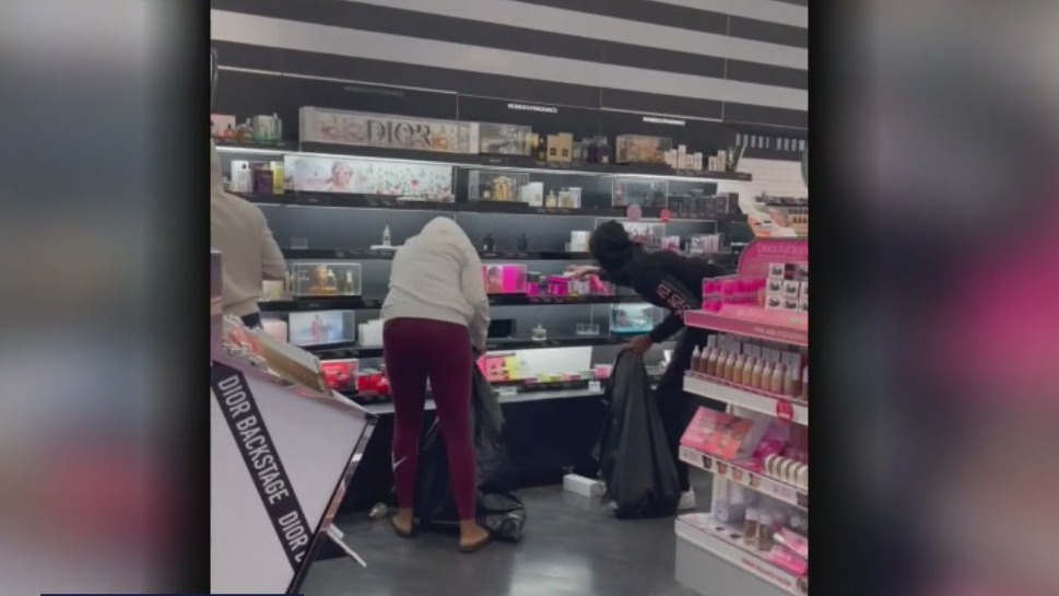 Brazen robbery at Cerritos mall