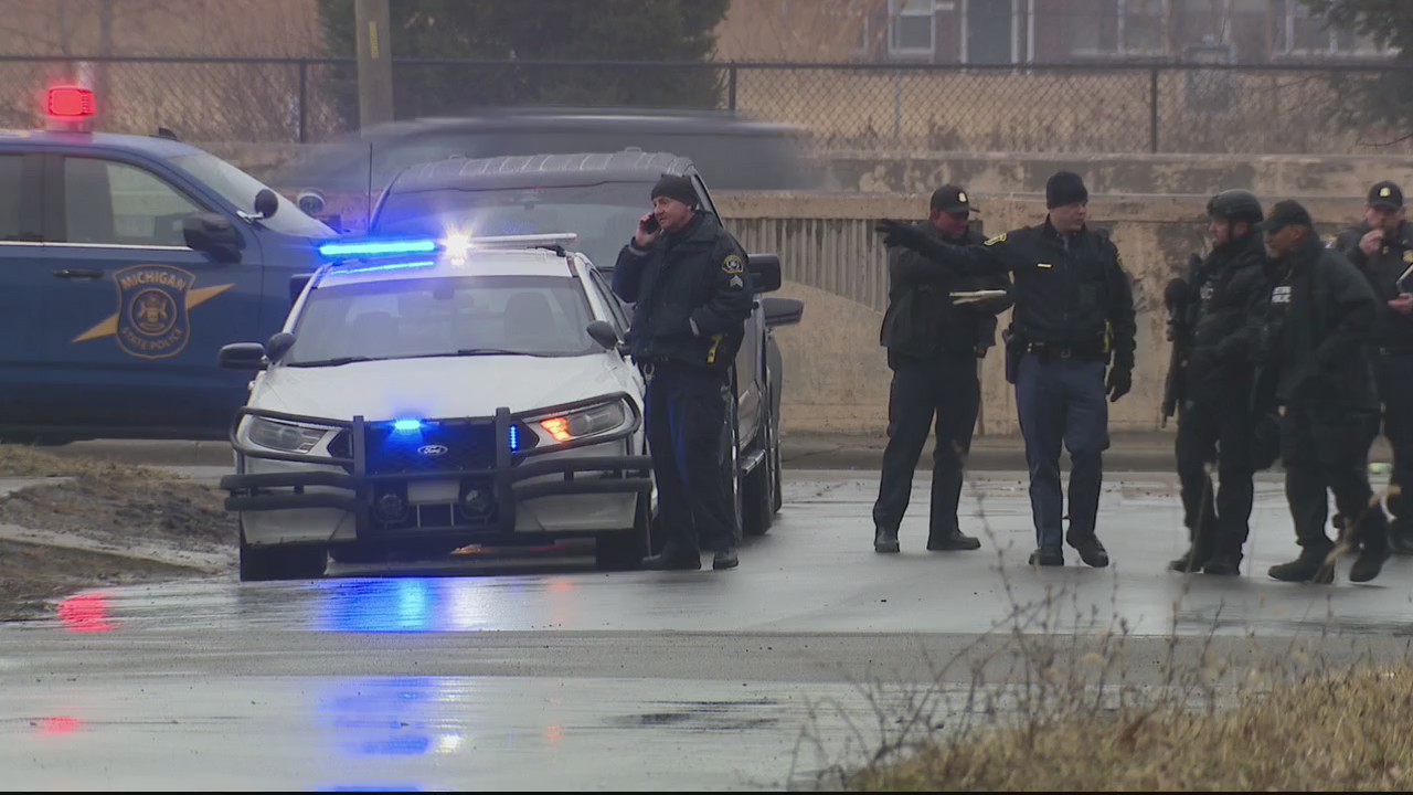 Suspects flee police, barricade selves in Detroit home