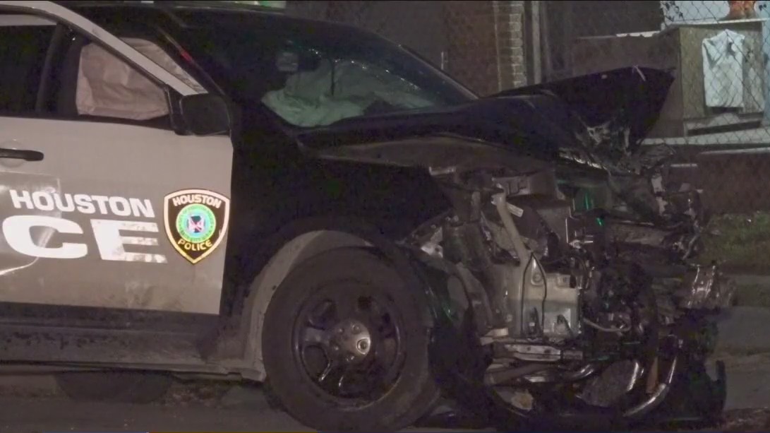 Houston police officers taken to hospital after crash during chase