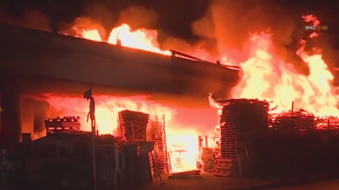 Fire shuts down 10 Freeway, impacts commuters
