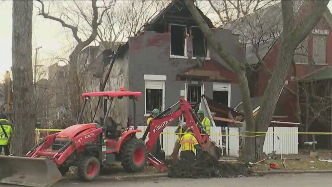 At least 1 person missing following North Lawndale house fire