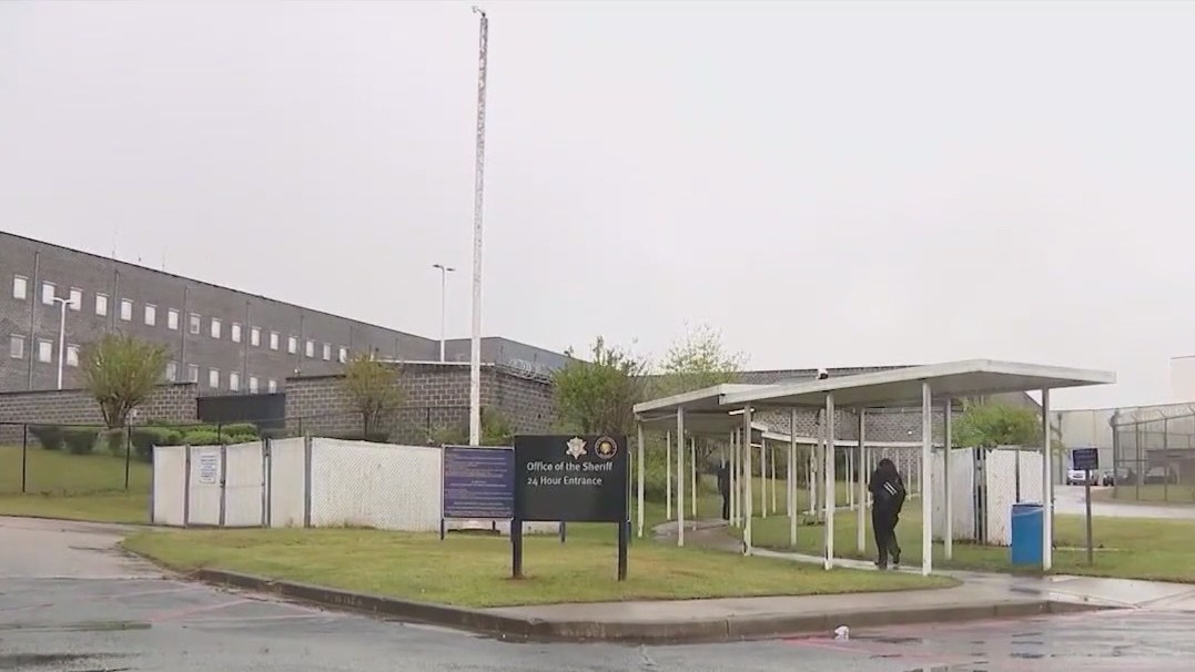 Ossoff calls for federal investigation of Clayton Jail