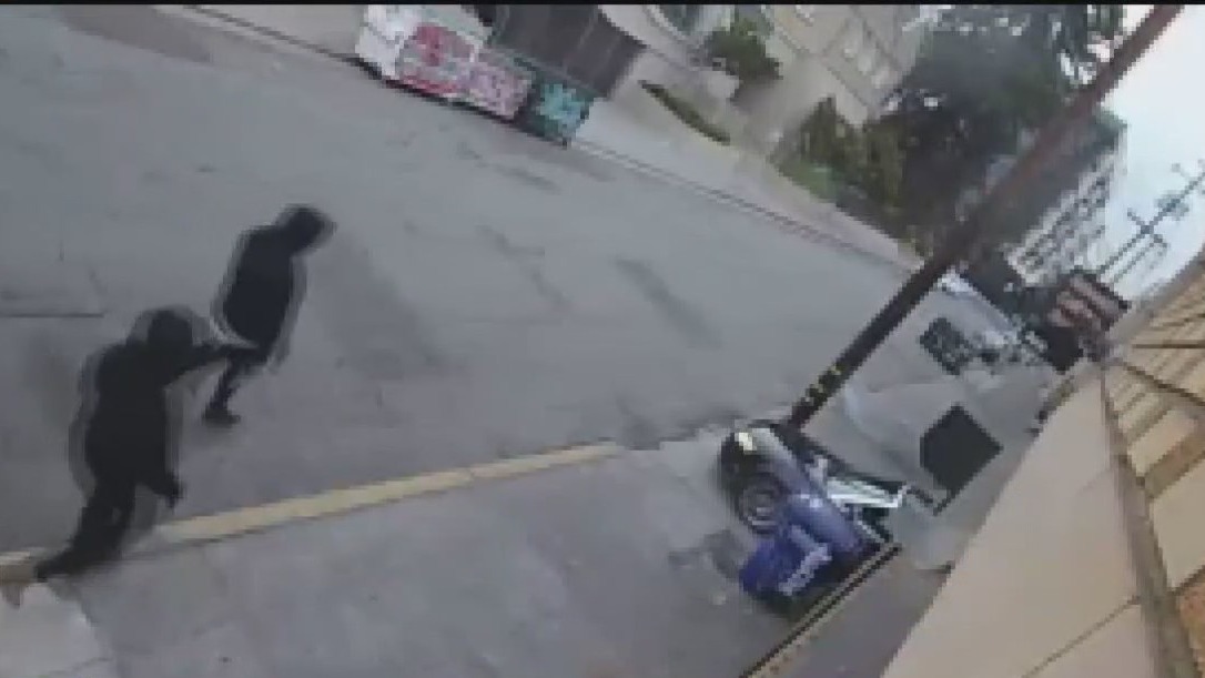 Thieves use cars to ram and access multiple Oakland businesses