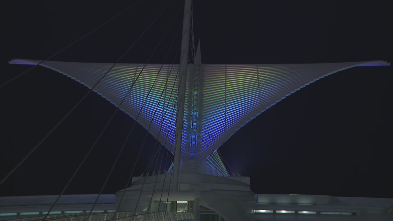 Milwaukee Art Museum 'wings' illuminated