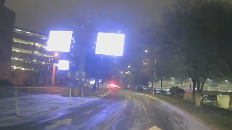 Austin weather: Light snow reported at ABIA