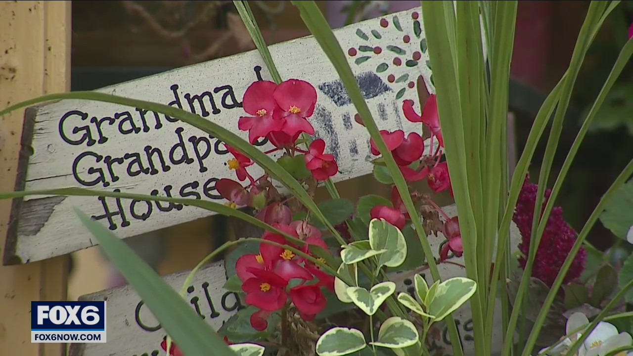 Milwaukee couple robbed in their own yard