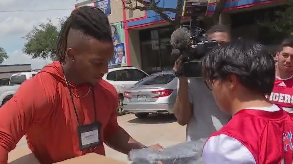 Bijan Robinson donates backpacks to Austin school