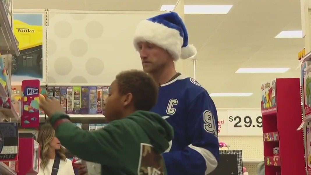 Lightning players become Santa's helpers