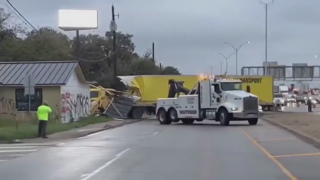 18-wheeler crashes into building on I-35