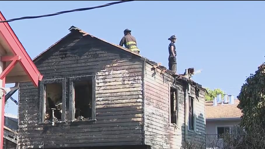 Several homes destroyed in Oakland 4-alarm fire that broke out next to I-580