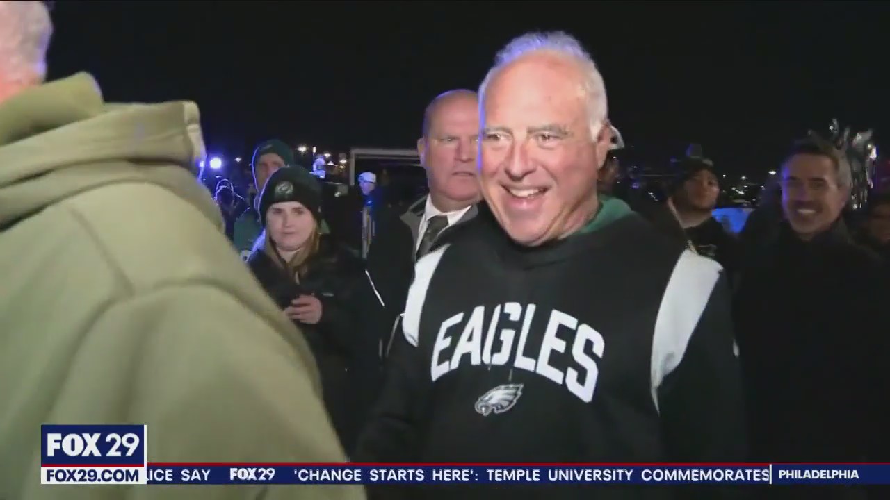 Jeffrey Lurie tailgates with Eagles fans ahead of Monday Night Football