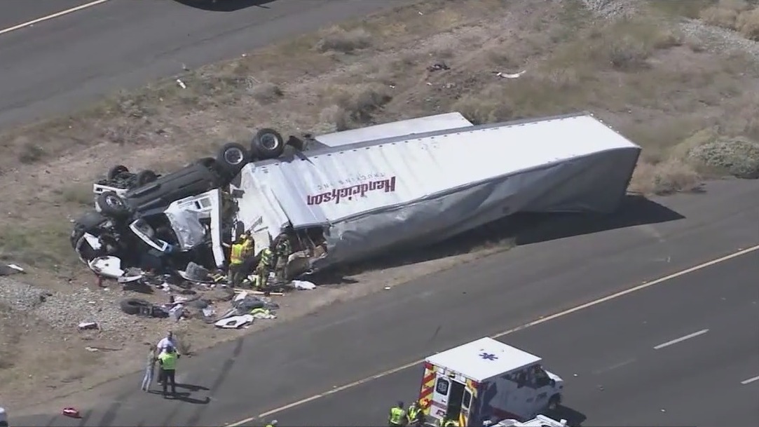 Crash along the I-10 kills 2 people
