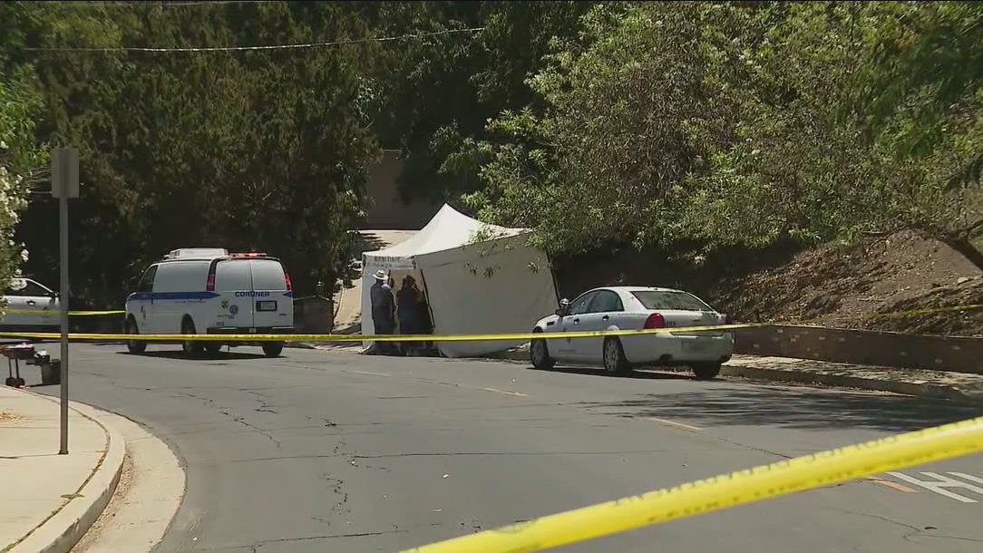 Police looking for suspect after man stabbed to death in Woodland Hills