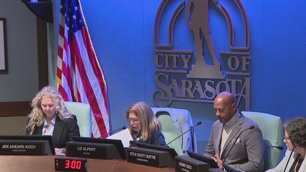 Sarasota commission discusses bars, restaurants
