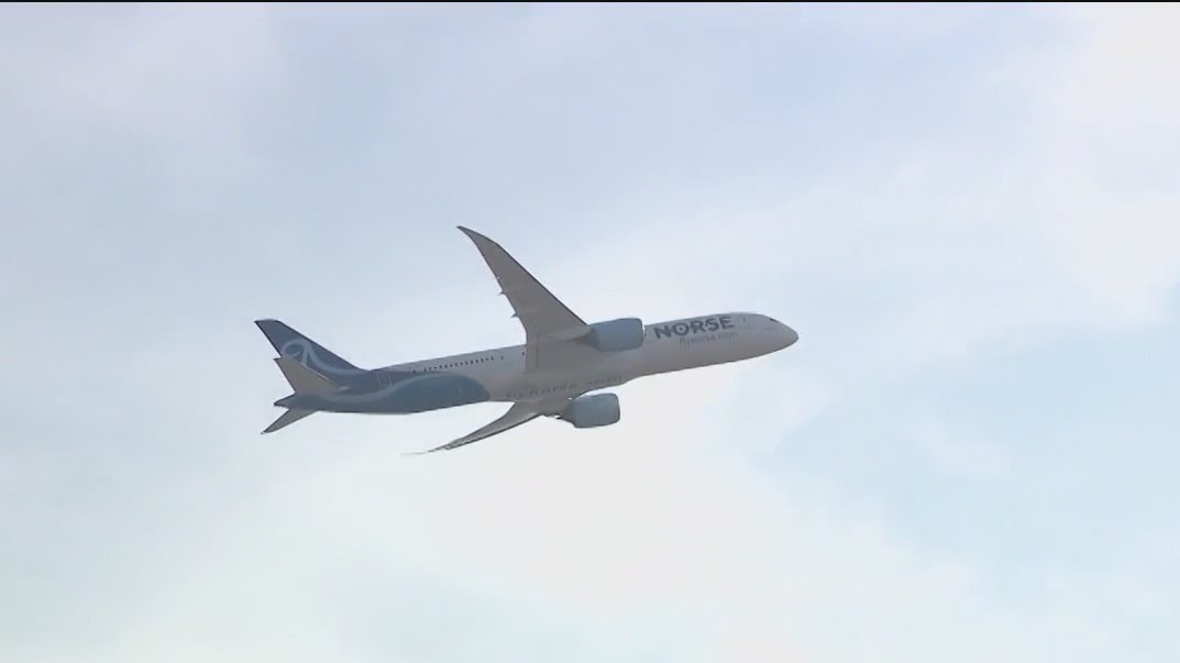 Holiday travelers take to planes and roadways for Labor Day weekend