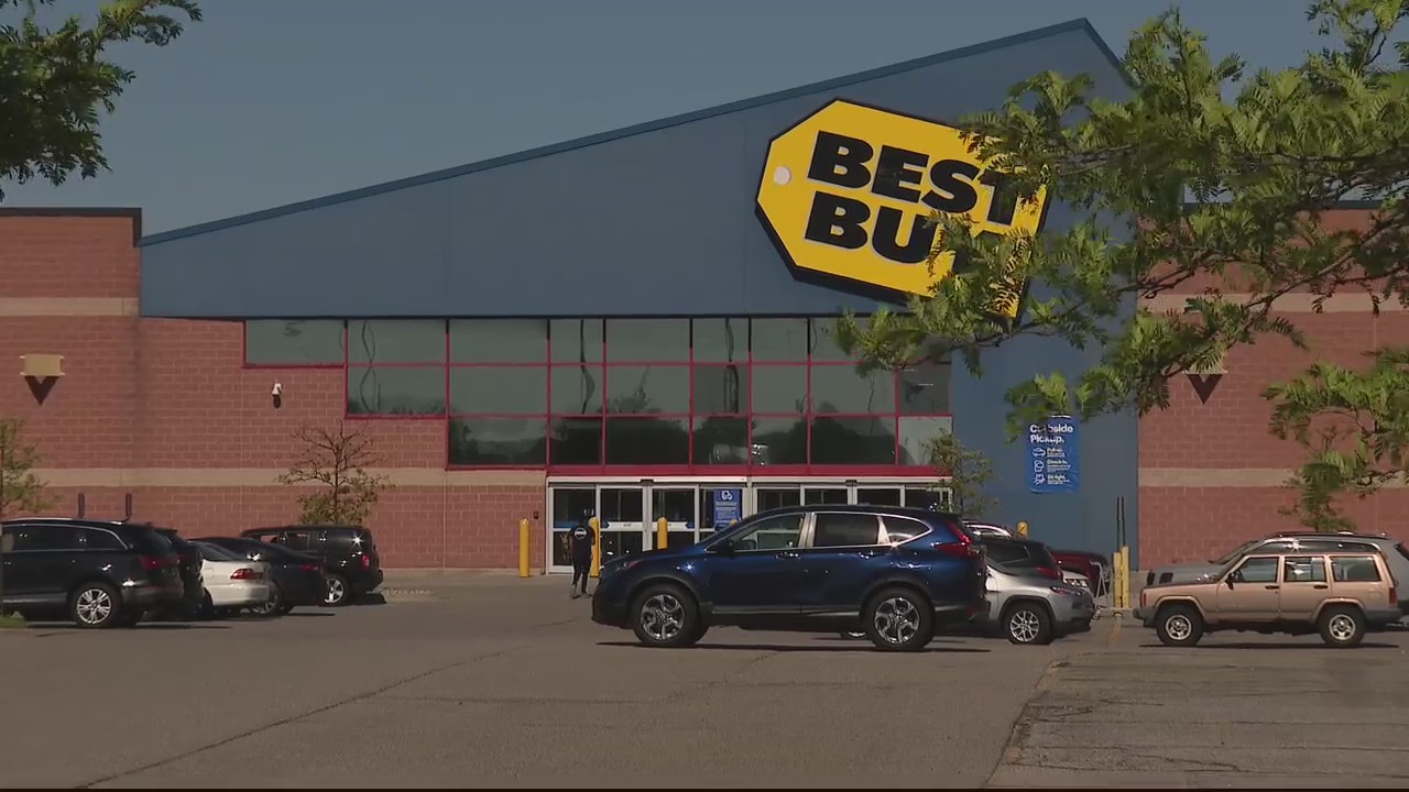 Teens lead cops on chase after stealing cell phones from Best Buy with gun