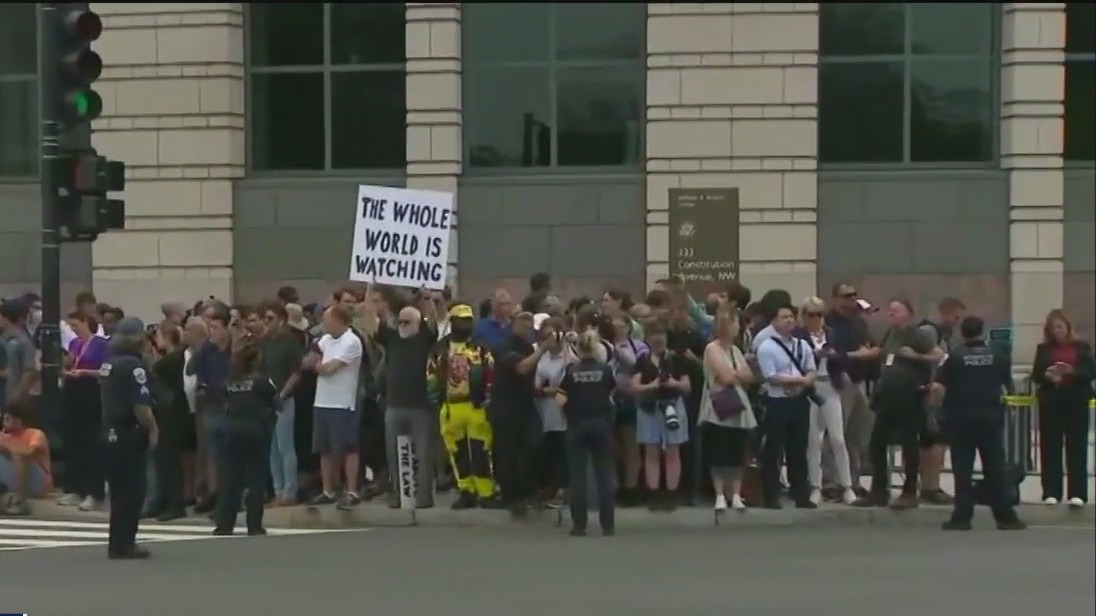 Protesters, supporters show up for Trump arraignment