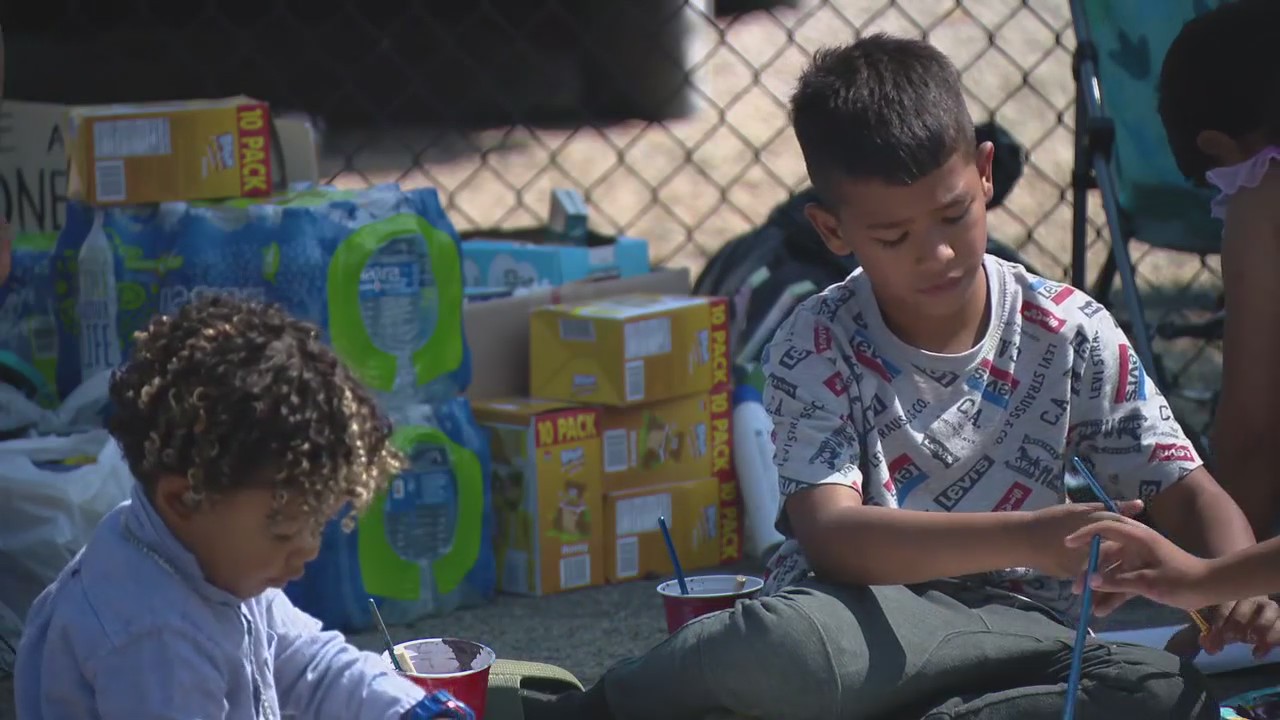 Migrants in temporary housing on Chicagos NW Side fight to remain there
