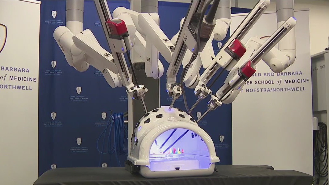 Hofstra medical students use surgical robot