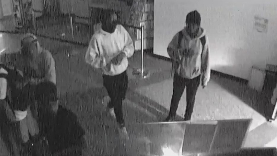 Surveillance video shows break-in at Chicago post office