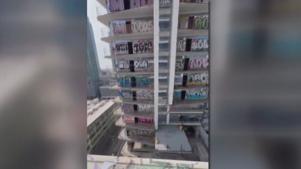 Scaffolding removal at DTLA high rise begins