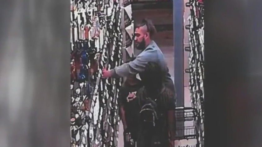 Suspects with kids rob liquor store