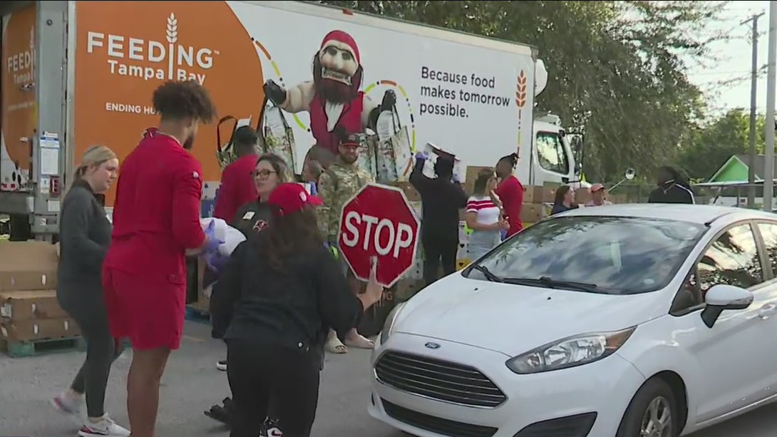 Bucs' Will Gholson donates Thanksgiving meals