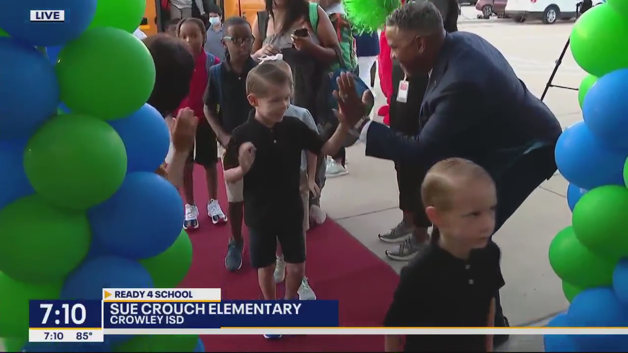 Crowley ISD rolls out red carpet for students' 1st day
