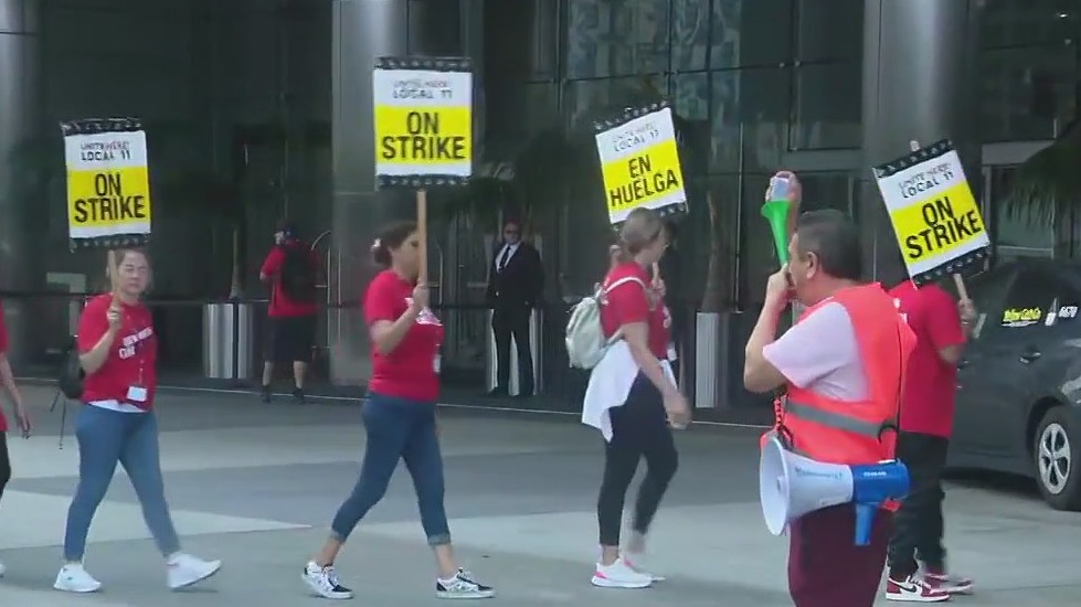 Striking hotel workers call for convention boycott