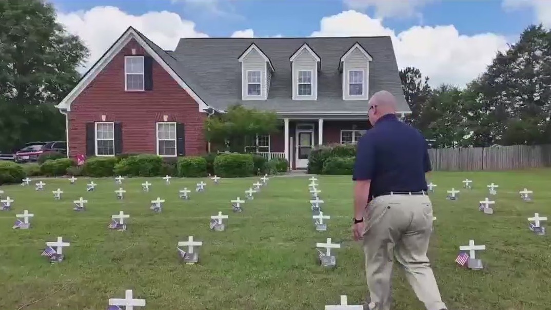 Man turns yard into Memorial Day display