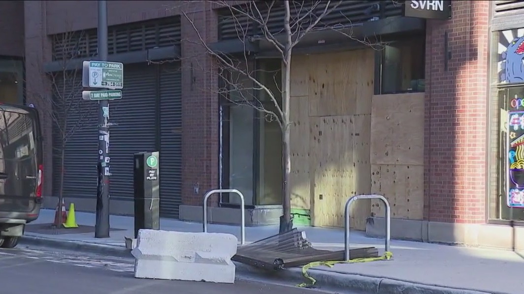 Smash-and-grab thieves hit clothing store on Near West Side