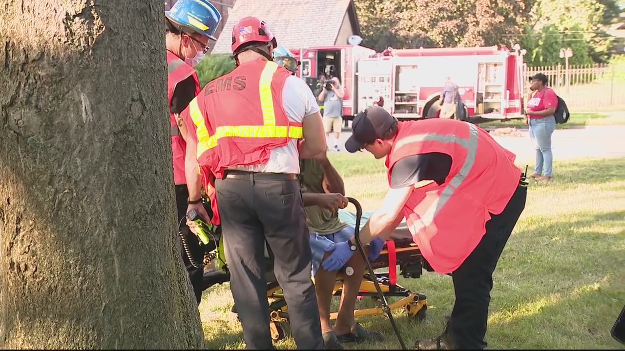 Fire displaces residents of Detroit apartment building