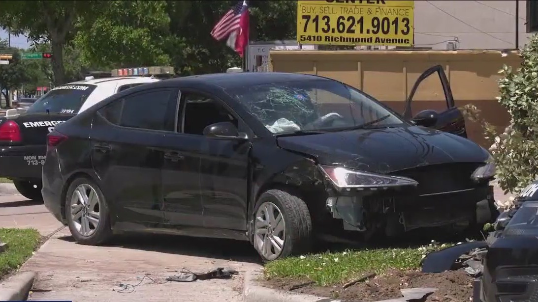 Houston man crashed car during police chase while possibly holding minor hostage