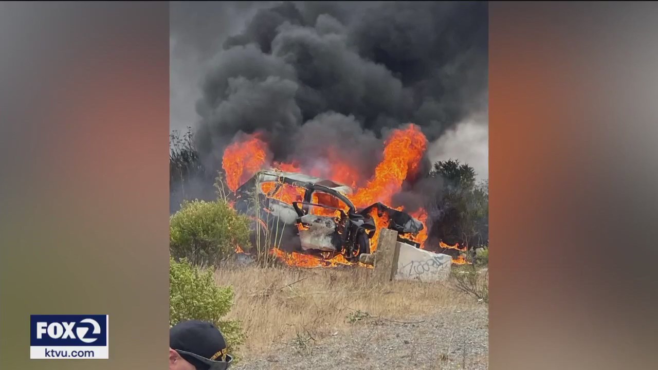 Two heroes pull stranger from burning car