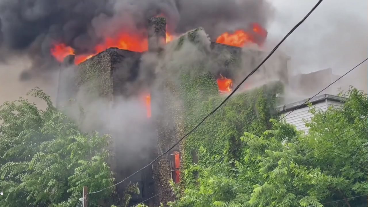 Chicago crews fight fire at vacant building in Bronzeville