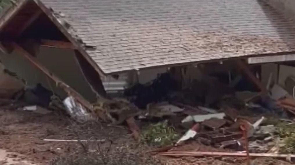 La Cañada Flintridge homes damaged by mudslide with more rain on the way