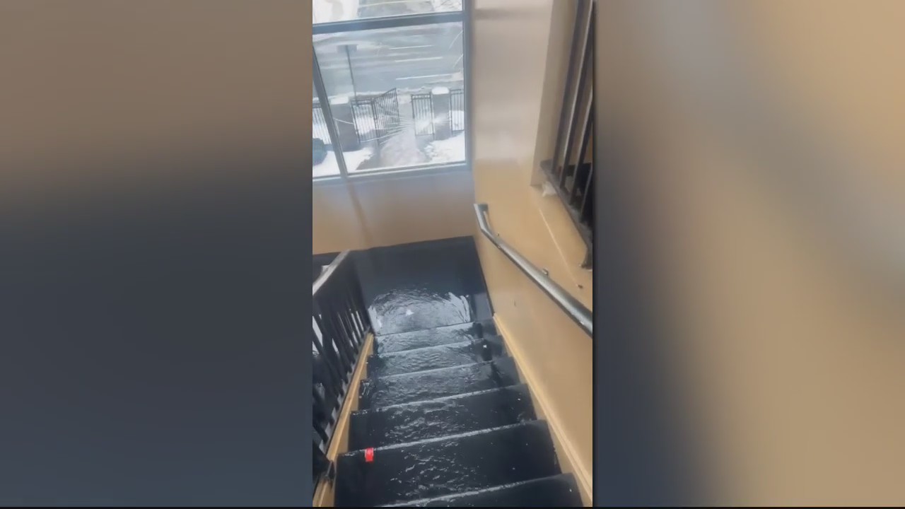 Busted pipes, flooding force residents out of Detroit apartment