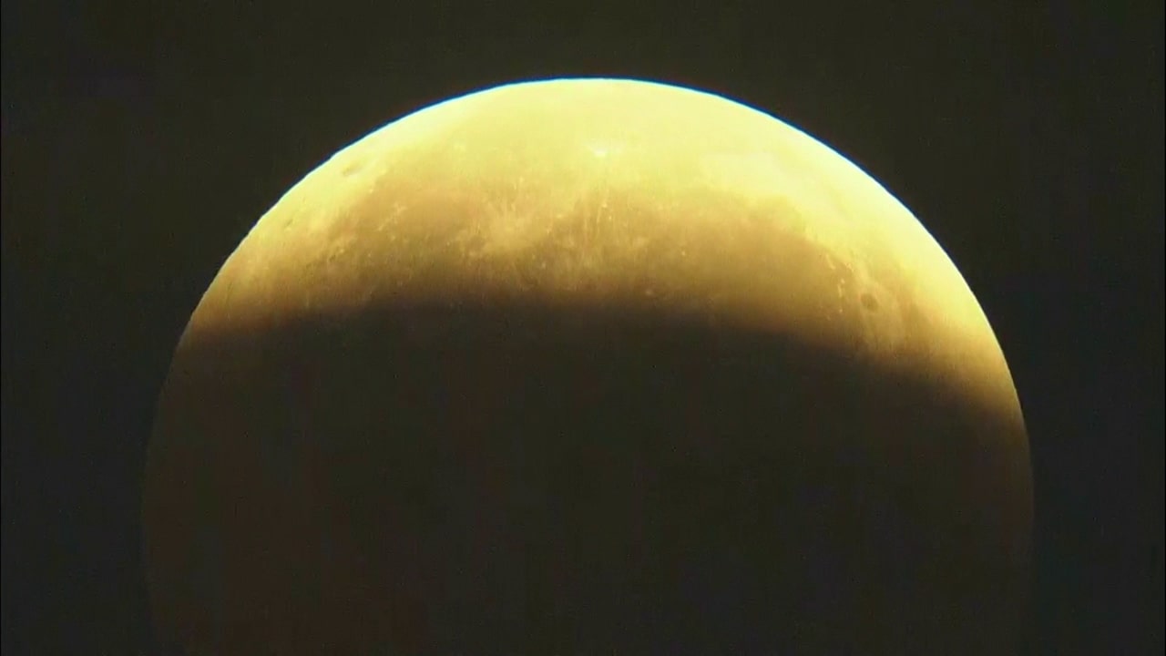 Beautiful blood moon rises over Chicago on Election Day