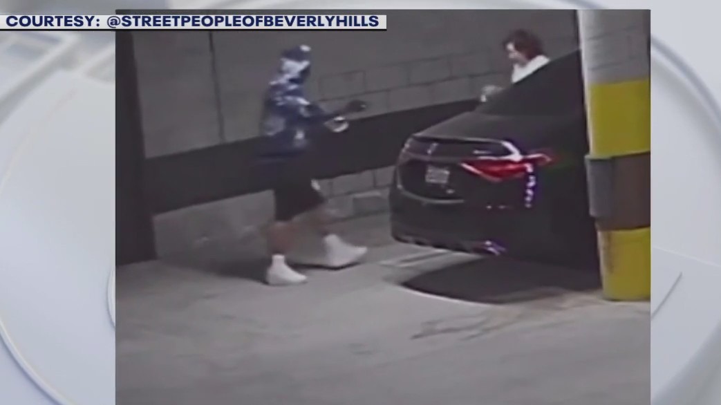 Armed thief steals $60K in Hancock Park