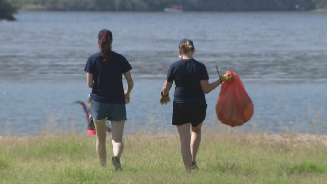 Dozens of volunteers turn out to remove trash at Saguaro Lake