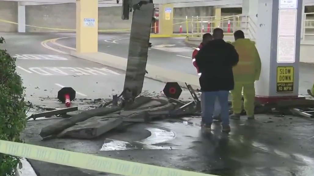 Mall parking structure collapses