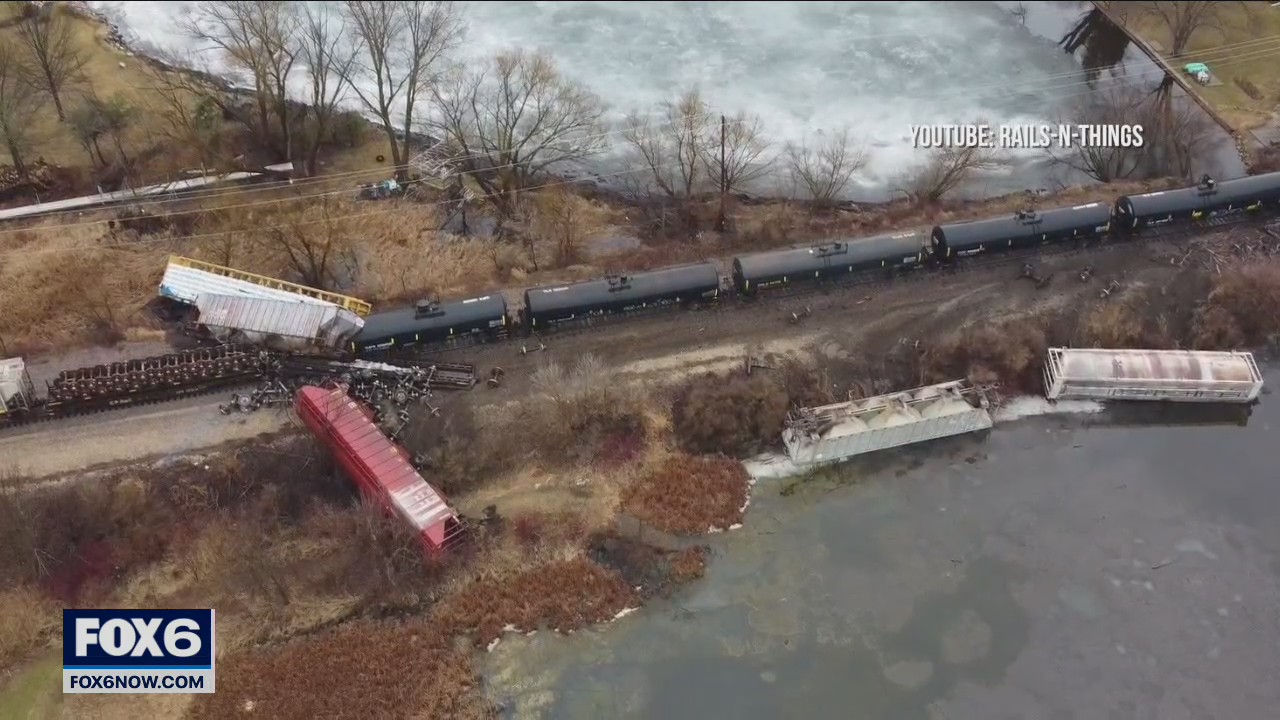 Pewaukee train derails, no injuries: sheriff