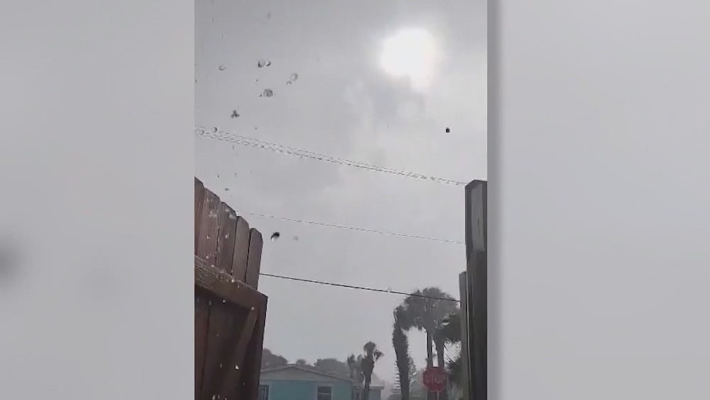 Tornado rips off roofs of Florida homes