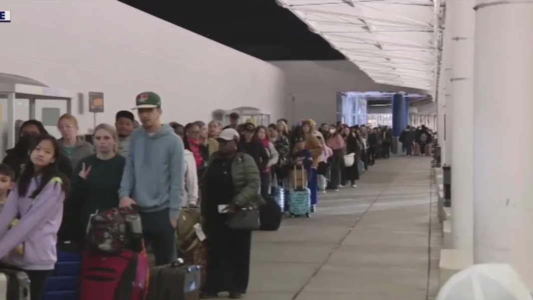 Crazy long lines at Oakland airport, passengers may miss flights