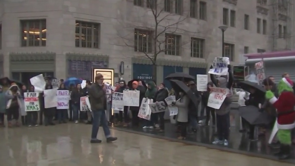 Chicago Tribune employees rally for fair contracts, livable wages