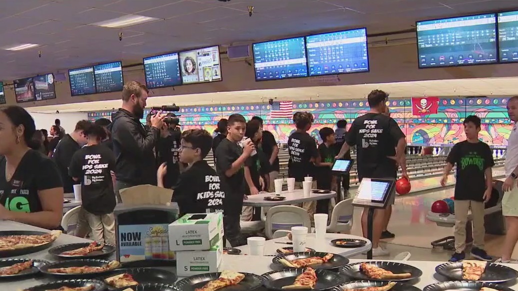 Rowdies players bowl with local kids