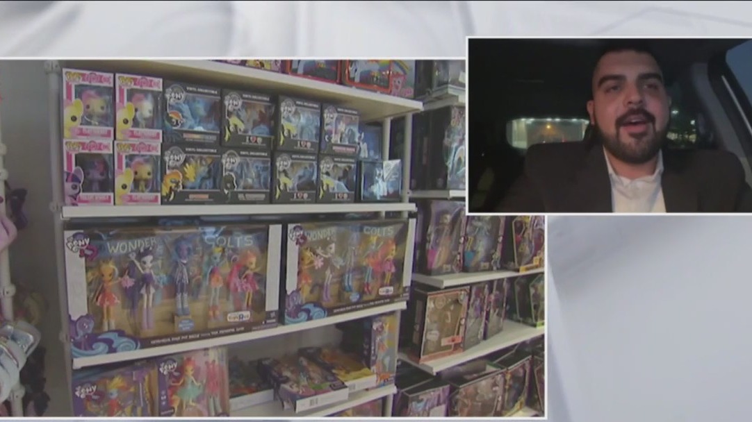 Una Buena Noche Toy Drive: Spread holiday cheer while help retailers at struggling mall