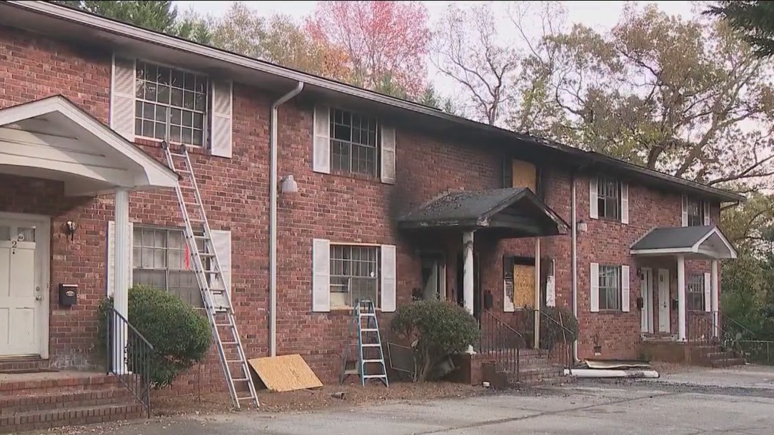 Heroes rescue grandmother, mother, and daughter from fire